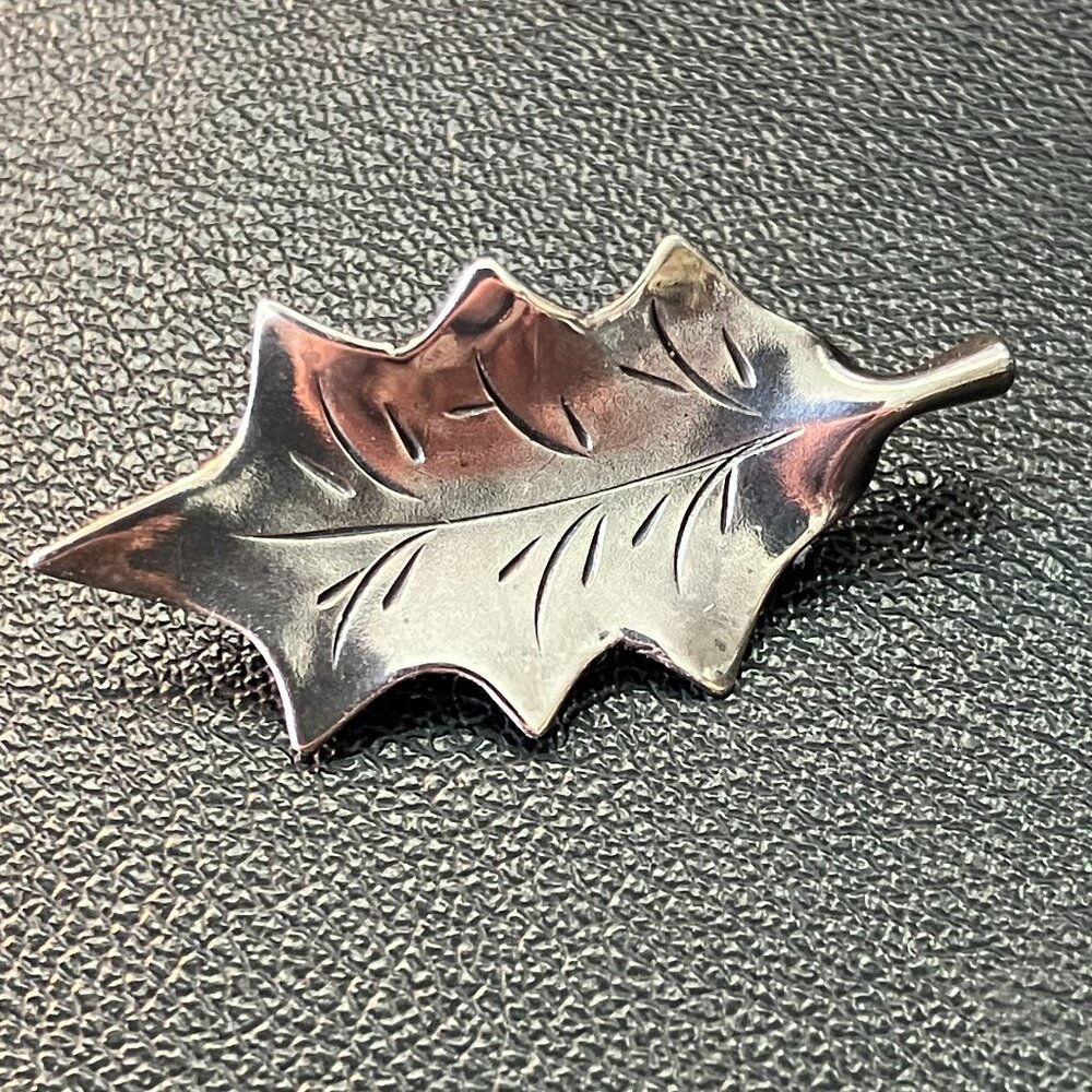 Small sterling silver leaf pin - 1 inch